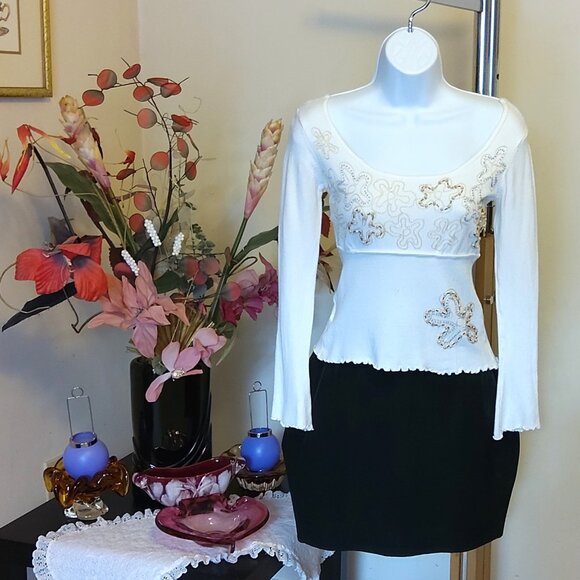 NWT Women’s Scoop Neck Long Sleeve White Embroidered Cardigan Sweater XS S - Picture 4 of 6